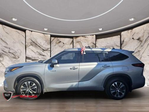 Silver 2021 Toyota Highlander Hybrid XLE