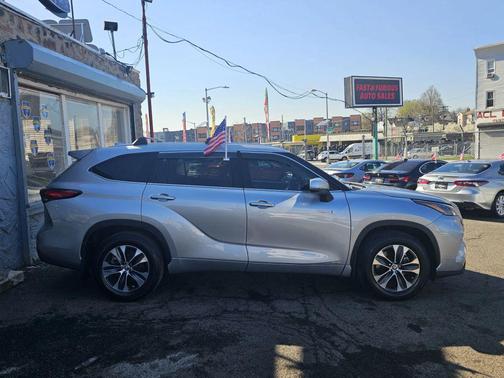Silver 2021 Toyota Highlander Hybrid XLE