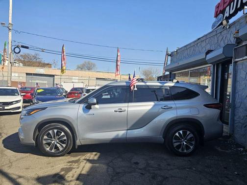 Silver 2021 Toyota Highlander Hybrid XLE