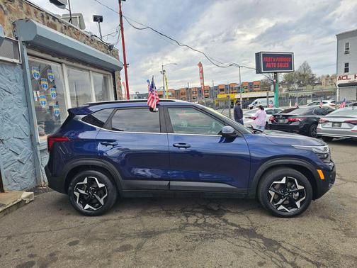 Blue 2024 Kia Seltos EX