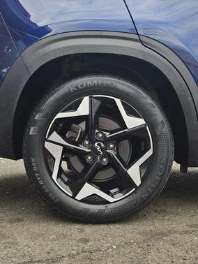 Blue 2024 Kia Seltos EX