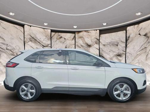 White 2022 Ford Edge SE