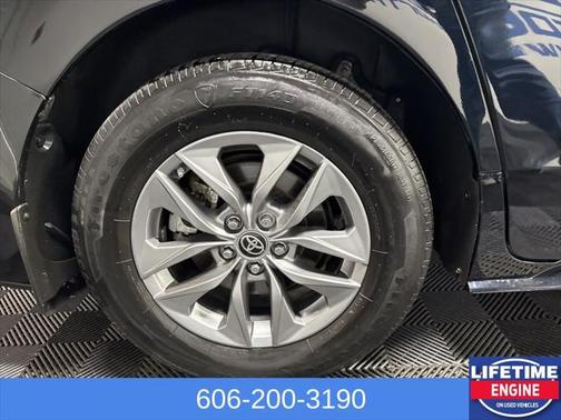 2021 Toyota Sienna XLE 8 Passenger