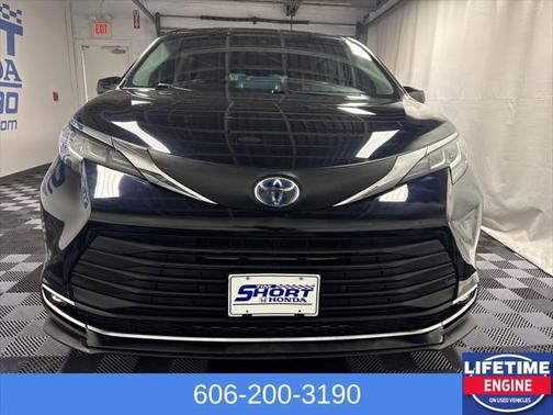 2021 Toyota Sienna XLE 8 Passenger