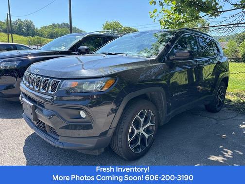 Diamond Black Crystal Pearlcoat 2024 Jeep Compass Latitude