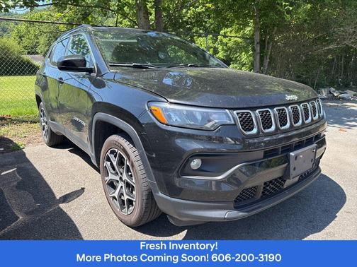 Diamond Black Crystal Pearlcoat 2024 Jeep Compass Latitude