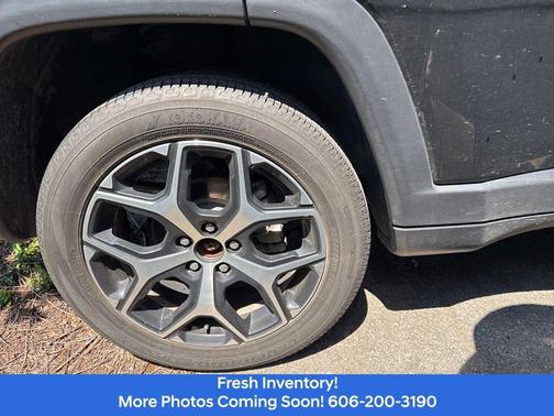 Diamond Black Crystal Pearlcoat 2024 Jeep Compass Latitude