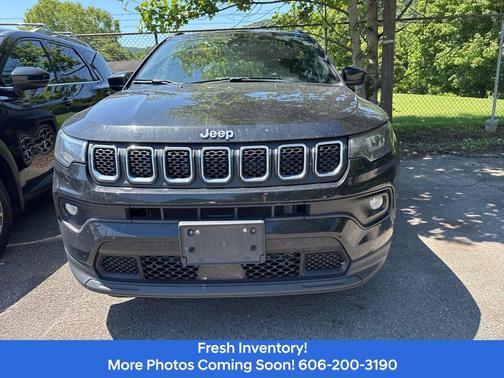 Diamond Black Crystal Pearlcoat 2024 Jeep Compass Latitude