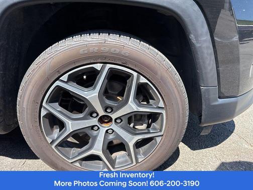Diamond Black Crystal Pearlcoat 2024 Jeep Compass Latitude