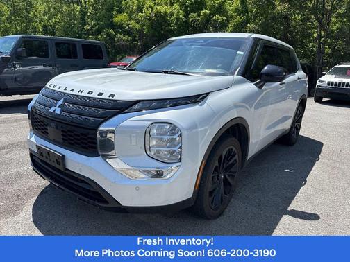White Diamond 2024 Mitsubishi Outlander SE Black Edition S-AWC