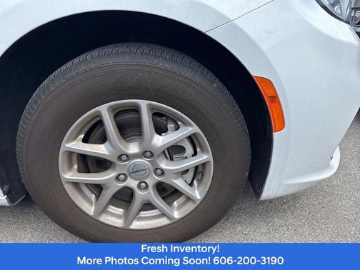 Bright White Clearcoat 2025 Chrysler Pacifica L
