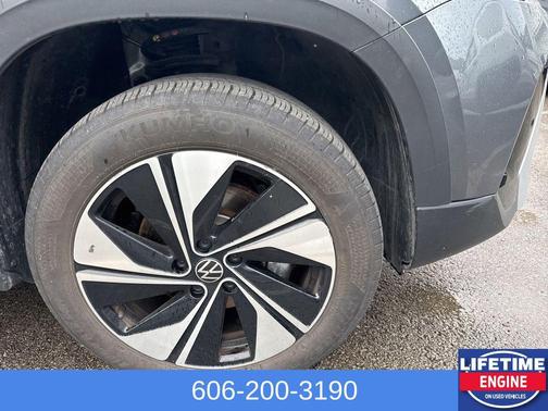 Platinum Gray Metallic 2025 Volkswagen Taos 1.5T SE