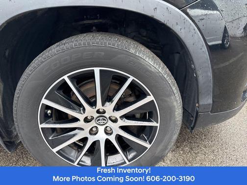 Midnight Black Metallic 2017 Toyota Highlander SE