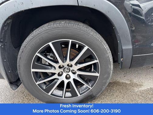 Midnight Black Metallic 2017 Toyota Highlander SE