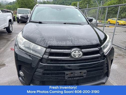 Midnight Black Metallic 2017 Toyota Highlander SE