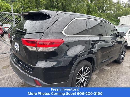 Midnight Black Metallic 2017 Toyota Highlander SE