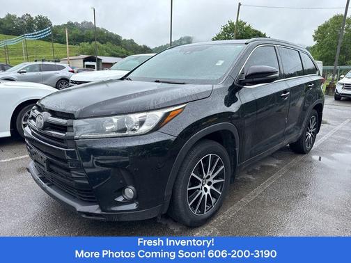 Midnight Black Metallic 2017 Toyota Highlander SE