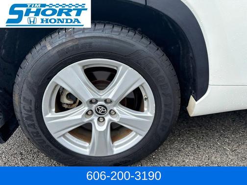 Blizzard Pearl 2021 Toyota Highlander LE