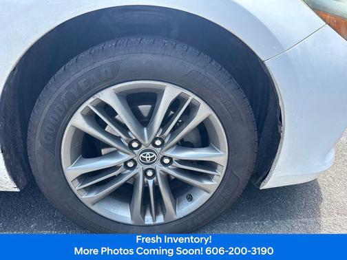 Super White 2016 Toyota Camry SE