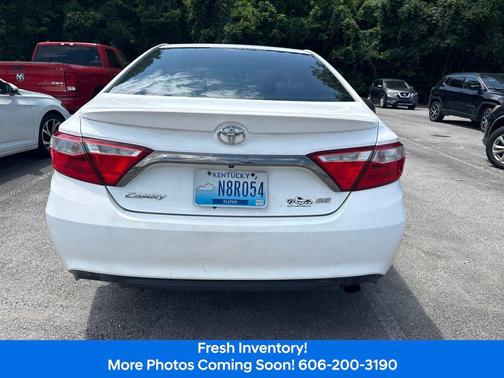 Super White 2016 Toyota Camry SE