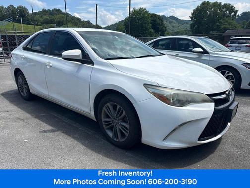 Super White 2016 Toyota Camry SE