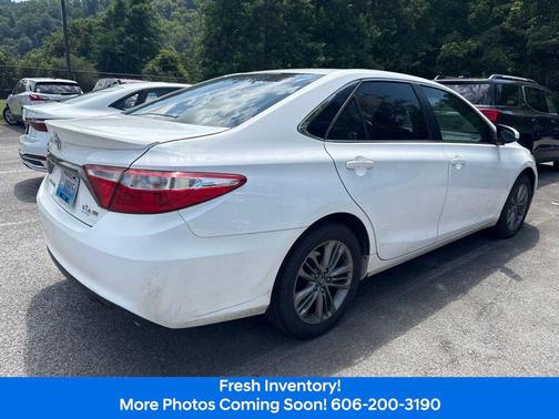 Super White 2016 Toyota Camry SE