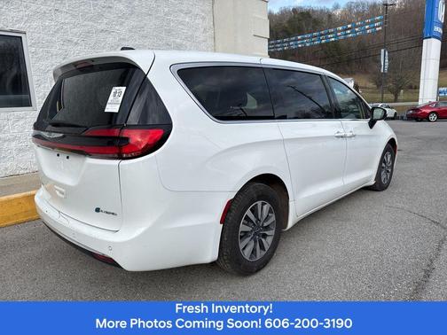2023 Chrysler Pacifica Hybrid Touring L