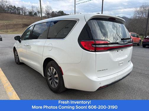 2023 Chrysler Pacifica Hybrid Touring L