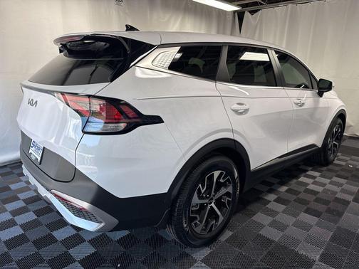 Glacial White Pearl 2024 Kia Sportage EX