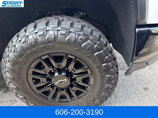 Summit White 2024 Chevrolet Silverado 2500 4WD Crew Cab Standard Bed ZR2