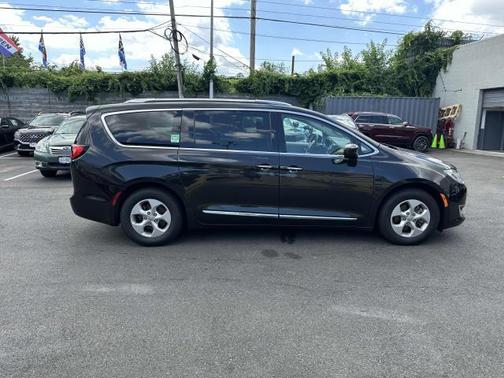 2017 Chrysler Pacifica Touring-L Plus