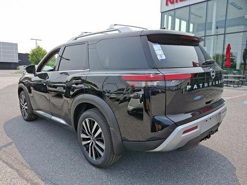2025 Nissan Pathfinder Platinum 4WD