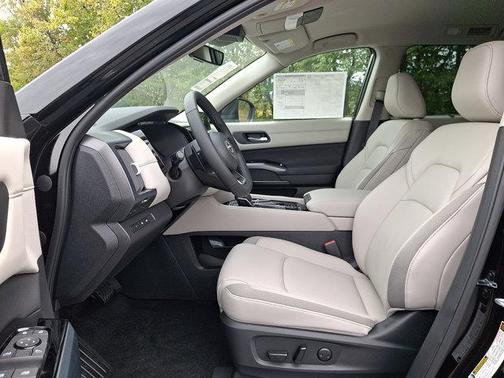 2025 Nissan Pathfinder SL 4WD