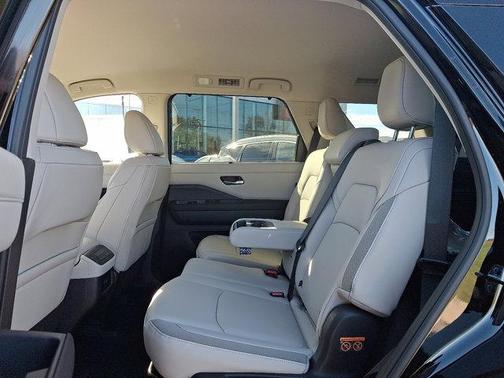 2025 Nissan Pathfinder SL 4WD