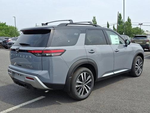 2025 Nissan Pathfinder Platinum 4WD