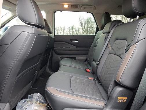 2025 Nissan Pathfinder Platinum 4WD