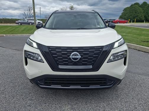 2 Tone White / Black Roof 2023 Nissan Rogue SV