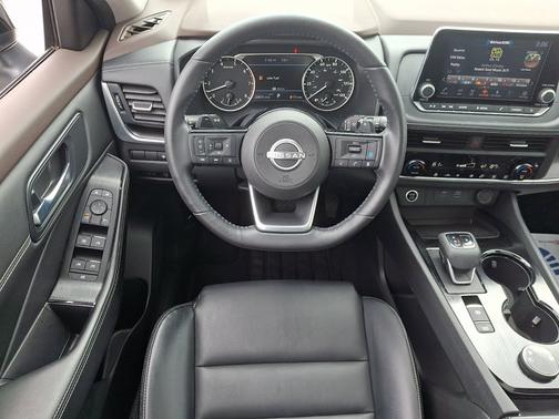 2 Tone White / Black Roof 2023 Nissan Rogue SV