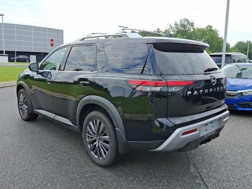 2022 Nissan Pathfinder SL 4WD