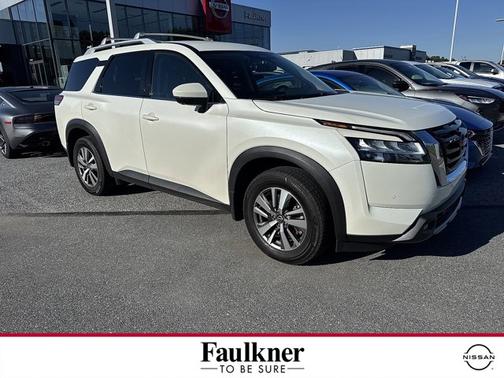 White 2022 Nissan Pathfinder SL