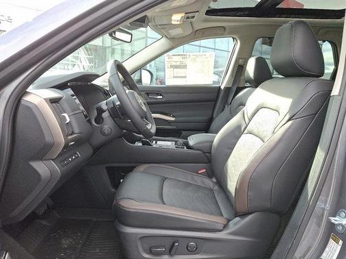 2025 Nissan Pathfinder Platinum 4WD