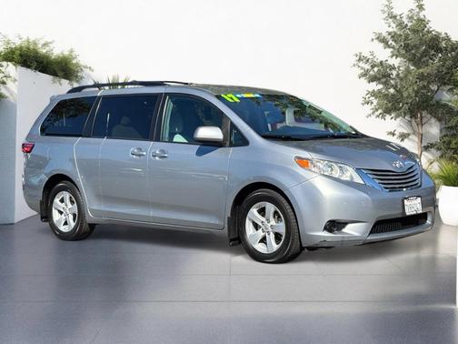 2017 Toyota Sienna LE