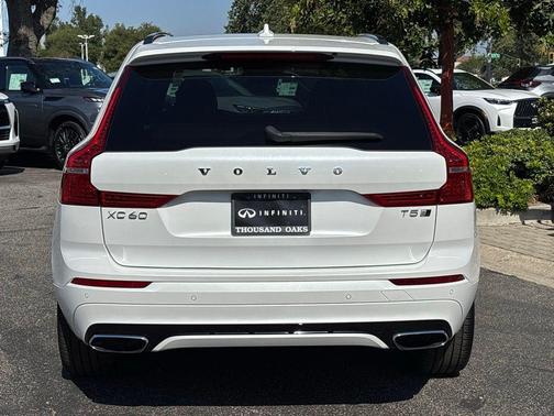 Crystal White Metallic 2020 Volvo XC60 T5 R-Design