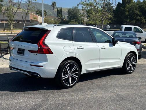 Crystal White Metallic 2020 Volvo XC60 T5 R-Design