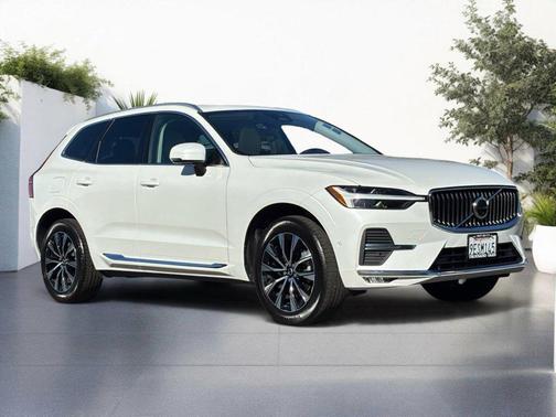 White Platinum Clearcoat 2023 Volvo XC60 B5 Plus Bright Theme