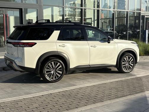 2022 Nissan Pathfinder SL 2WD