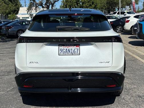 Everest White Pearl Tricoat/Black Diamond Pearl 2023 Nissan ARIYA VENTURE+