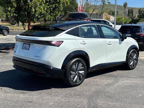 Everest White Pearl Tricoat/Black Diamond Pearl 2023 Nissan ARIYA VENTURE+