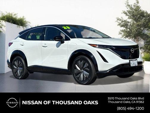 Everest White Pearl Tricoat/Black Diamond Pearl 2023 Nissan ARIYA VENTURE+