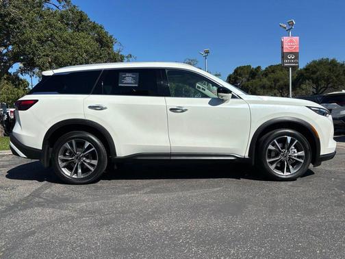Majestic White 2025 INFINITI QX60 LUXE